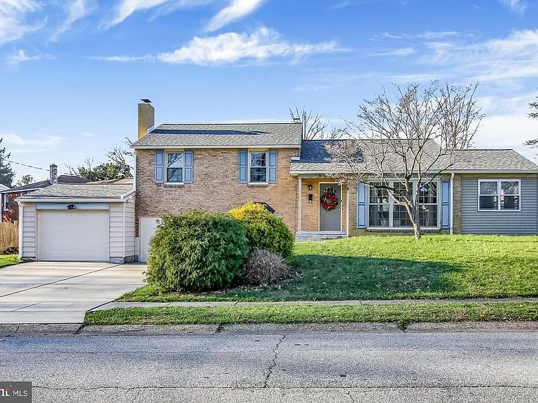 1902 Julian Rd — Photo 1