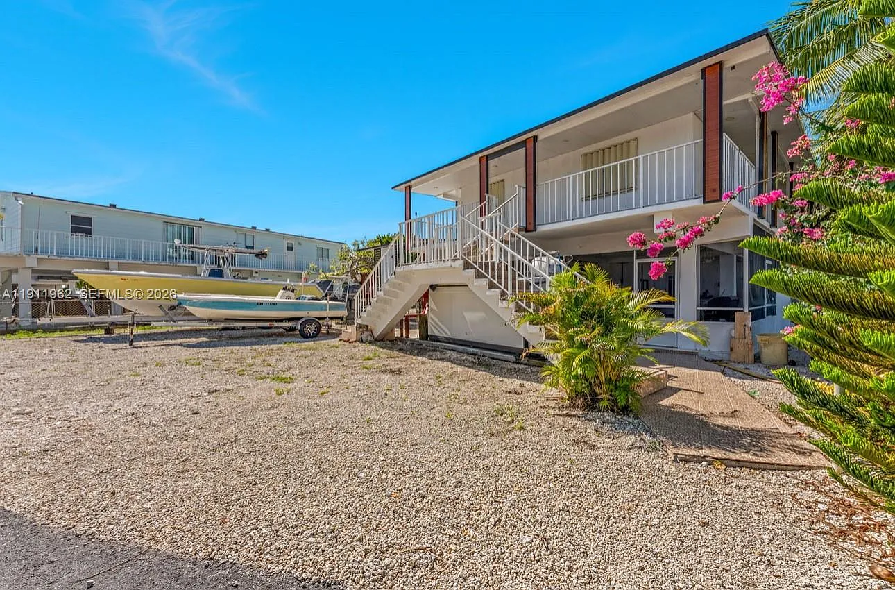 4 bed, 2.0 bath, $3,750 — Photo 2