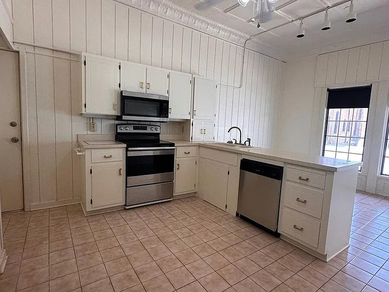 108 E Lee St — Photo 15