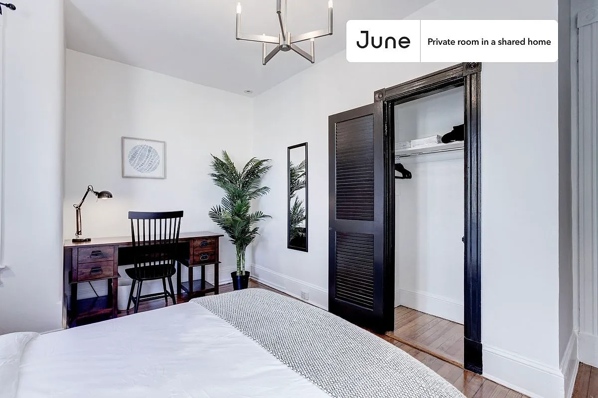 Queen bedroom in 4 bed/1.5 bath home in Capitol Hill #176 2A — Photo 2
