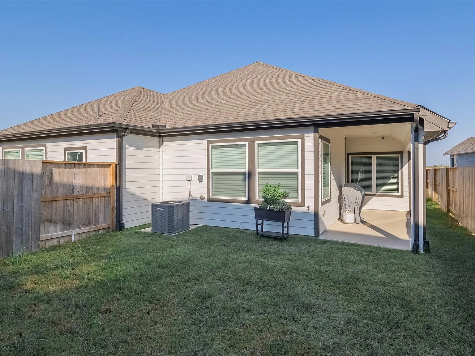 3 bed, 2.0 bath, 1460 sqft, $2,500 — Photo 3