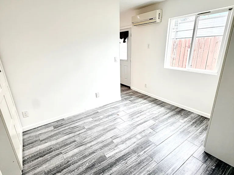 6554 Greenbush Ave — Photo 4
