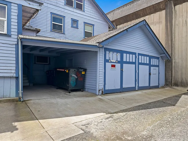 Gibbons House — Photo 16