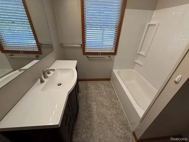 3086 Margaret St — Photo 9