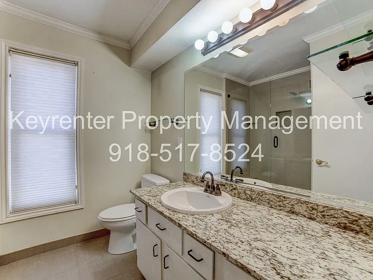 1303 S Lawton Ave #E — Photo 21