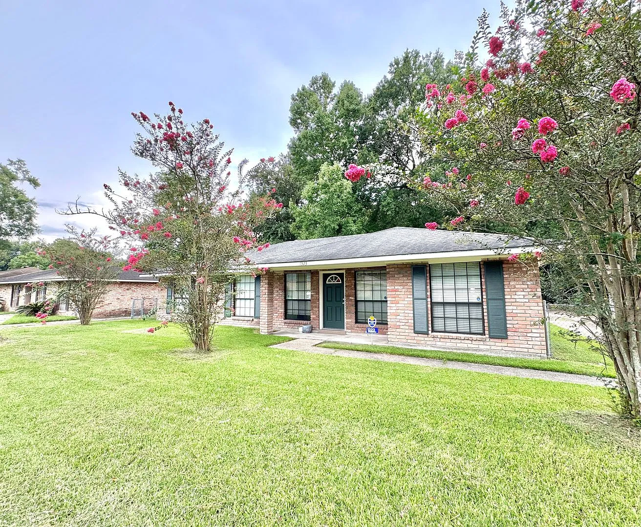 Beautiful 3 Bedroom Home in North Sherwood Estates — Photo 1