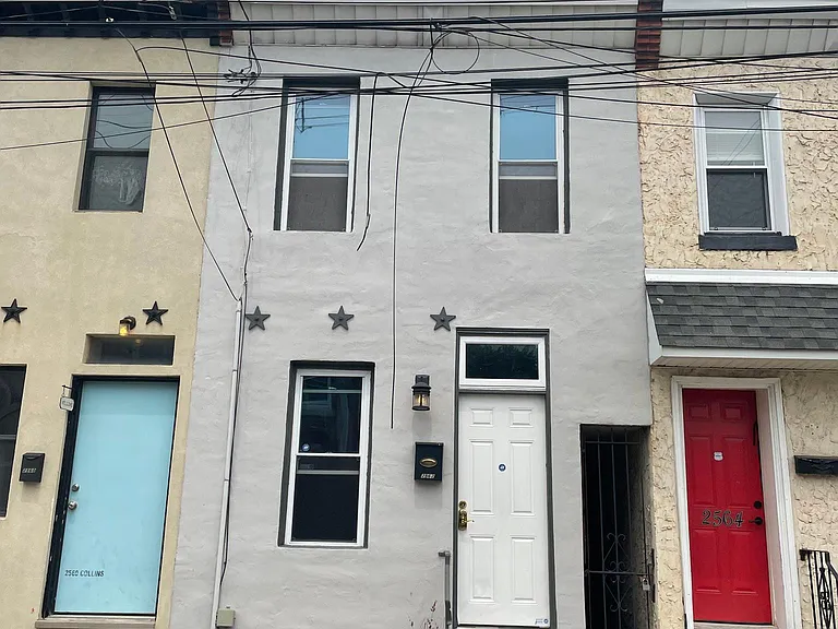 2562 Collins St — Photo 1
