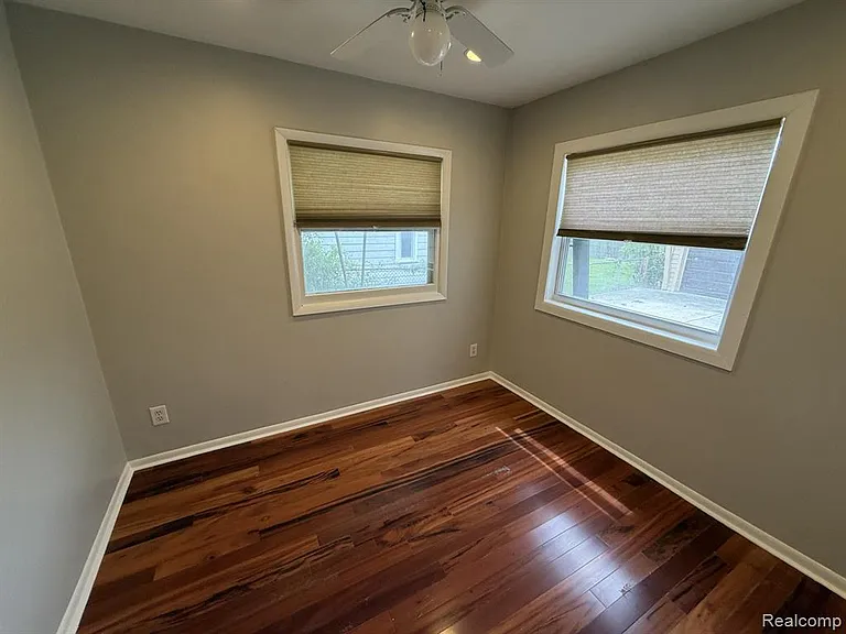 1930 Larchwood Dr — Photo 12
