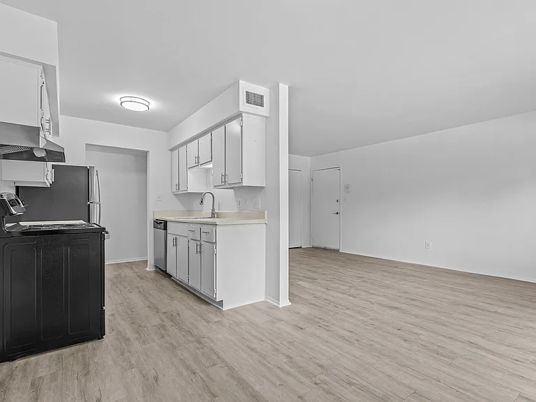 Carriage Park Apartments - Dearborn Heights, MI — Photo 5