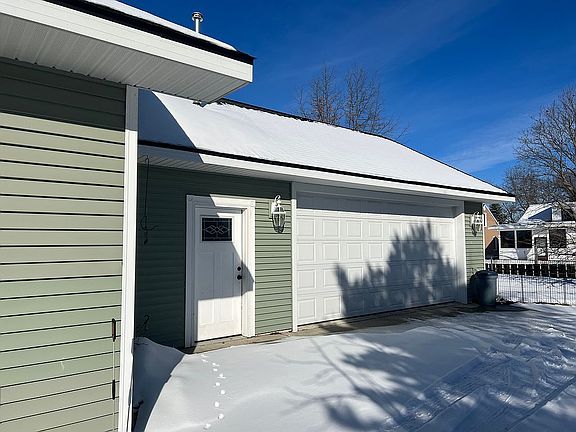 2&1/2 attached heated garag