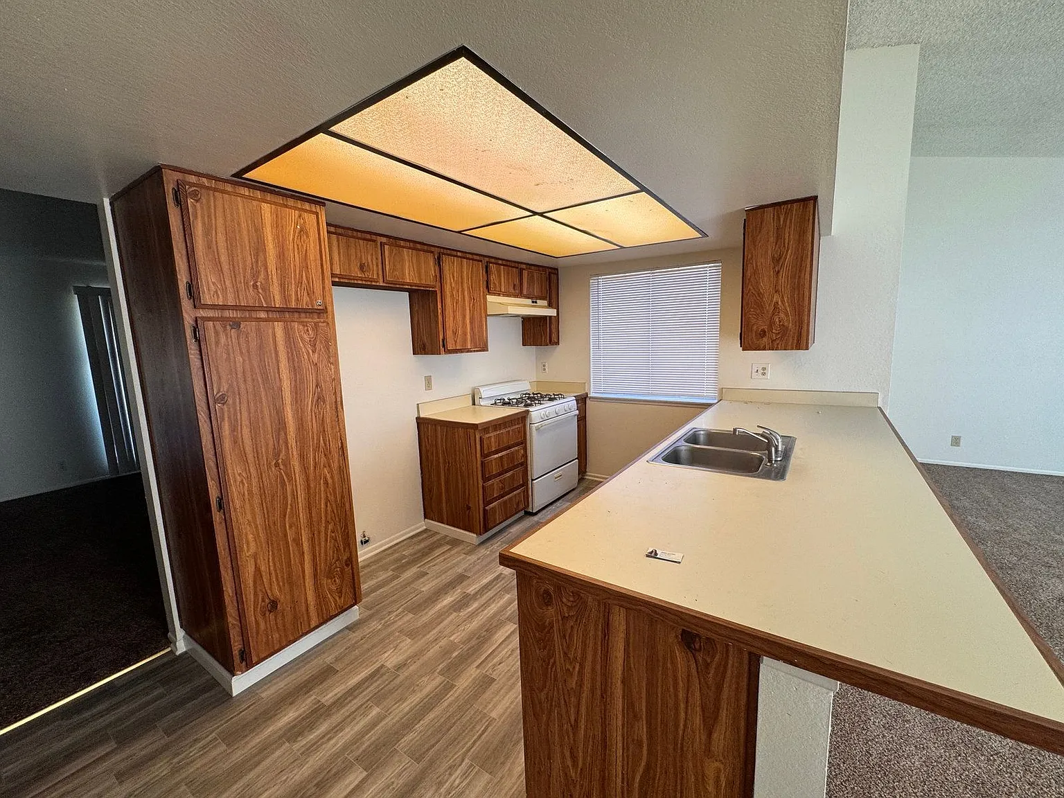 4 bed, 2.0 bath, 1652 sqft, $3,200 — Photo 4