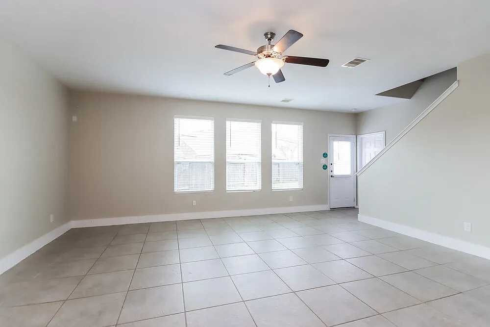 4 bed, 2.5 bath, 2390 sqft, $2,200 — Photo 4