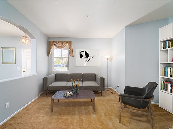 4th image of 17450 Pear St