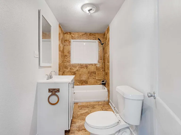 917 W Crawford St — Photo 9