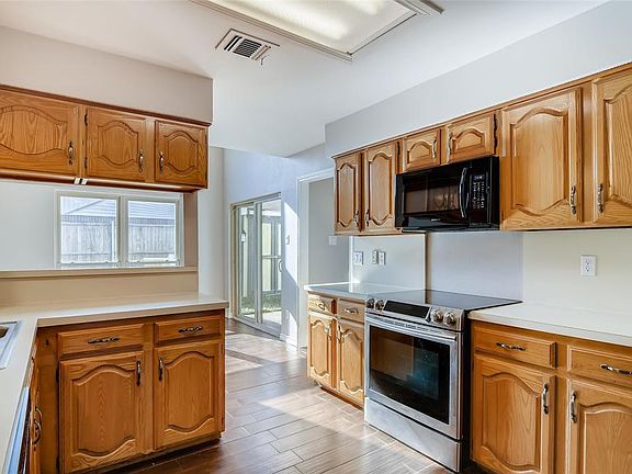 3rd image of 2610 Leo Dr