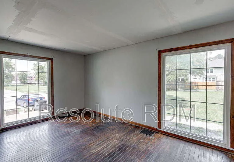 201 S Emerson Ave — Photo 5