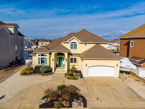 3rd image of 3270 Churchill Dr
