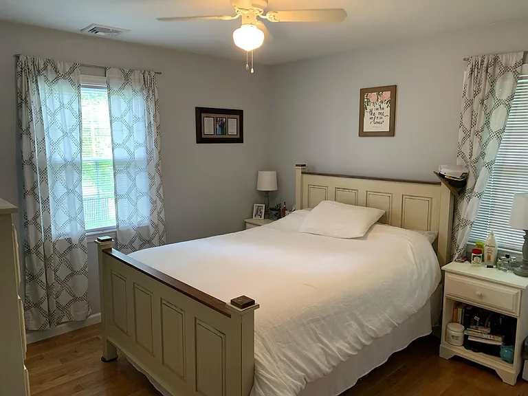 Master bedroom, 11'6"x 11'2"