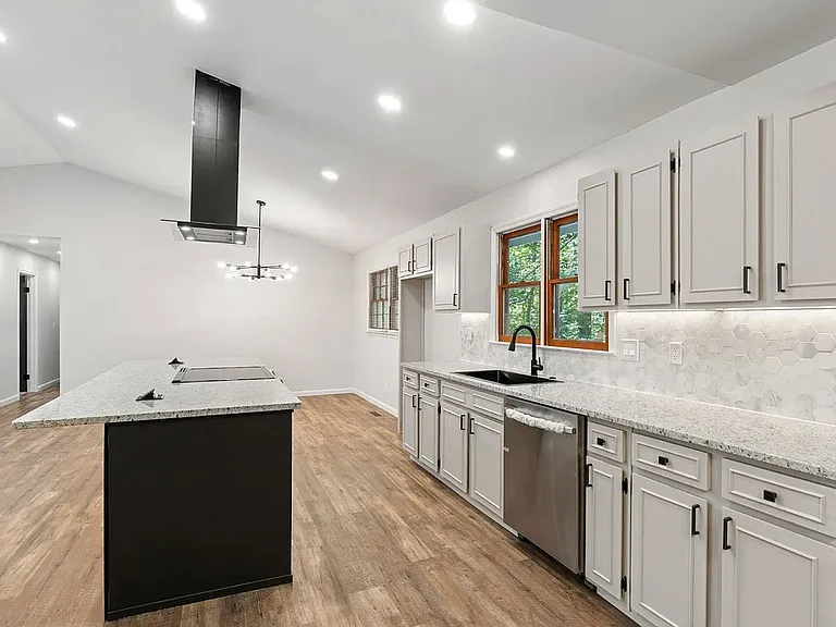 213 Dogwood Glen Dr — Photo 6