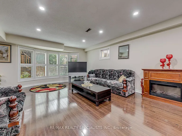 5486 Landsborough Ave — Photo 7