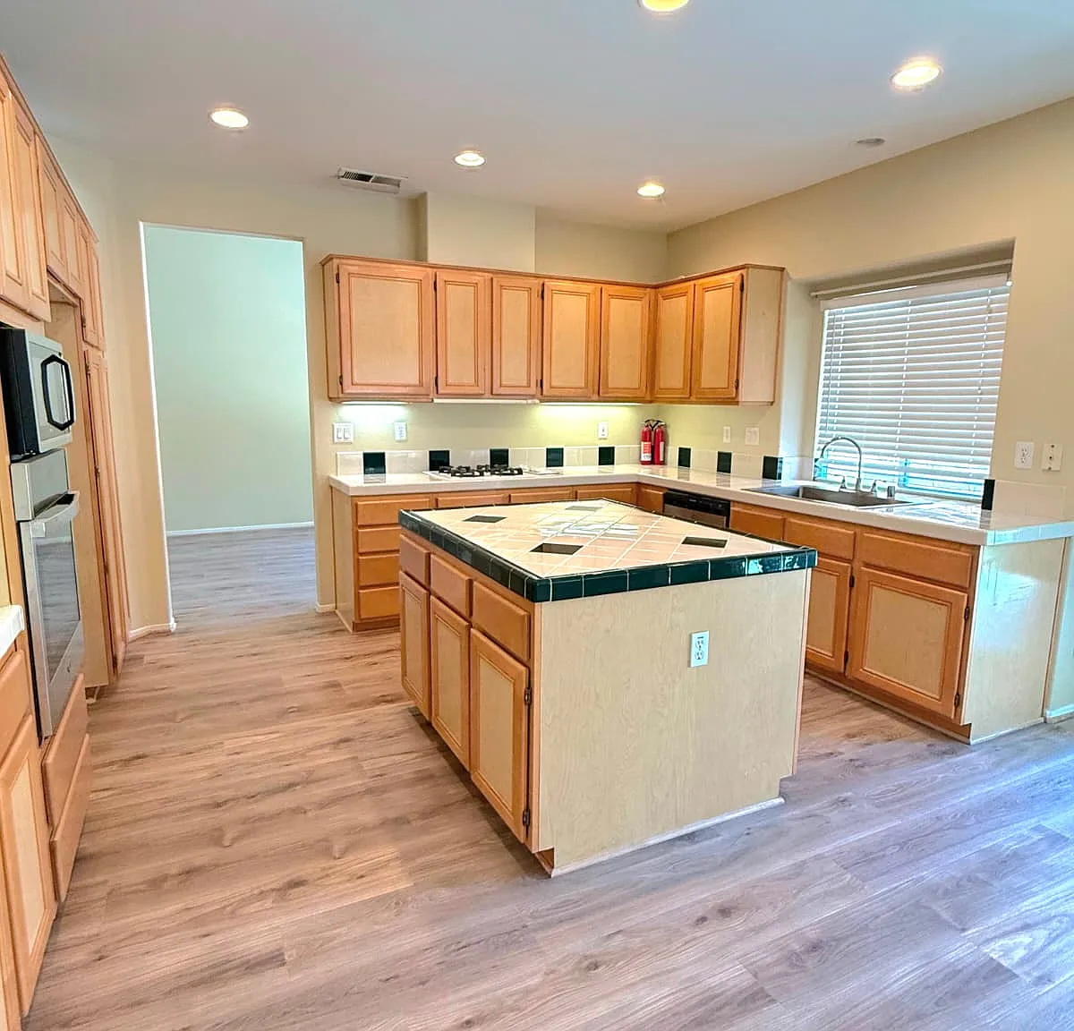 4 bed, 2026 sqft, $3,500 — Photo 3