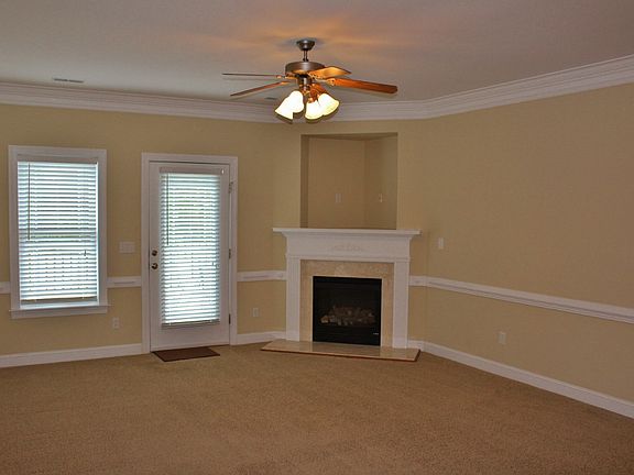 3rd image of 137 Bridgeport Ct