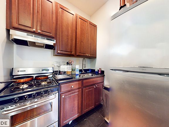 3rd image of 66 W 106th St