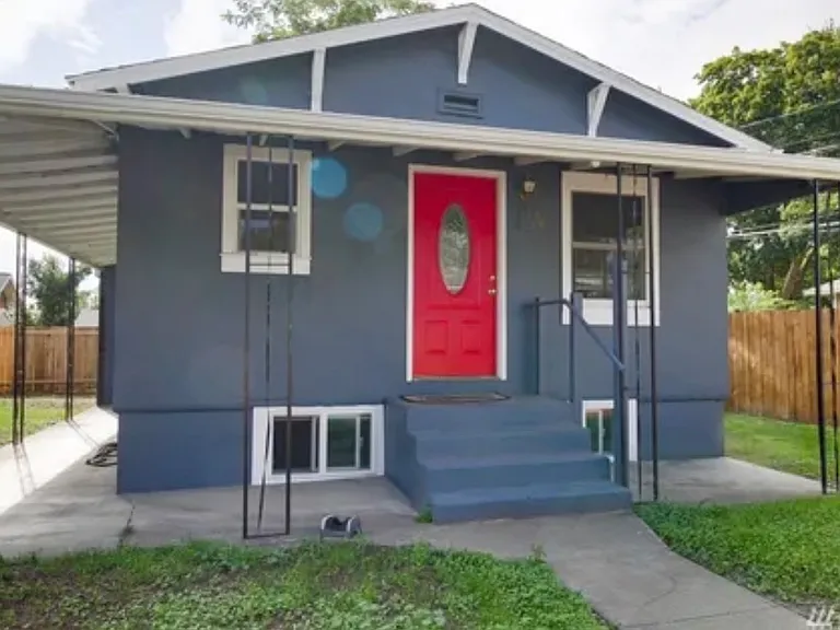 520 SE Date Ave — Photo 1