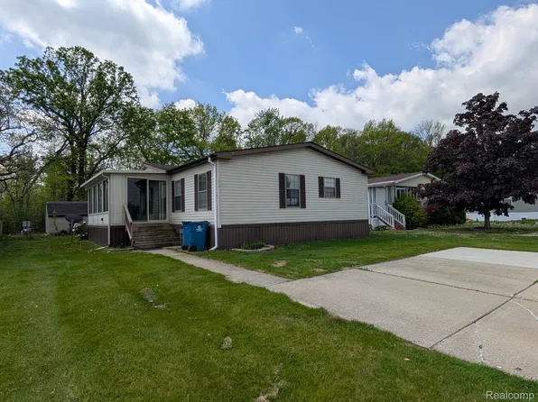 11 Fox Hound Ct, Grand Blanc, MI 48439