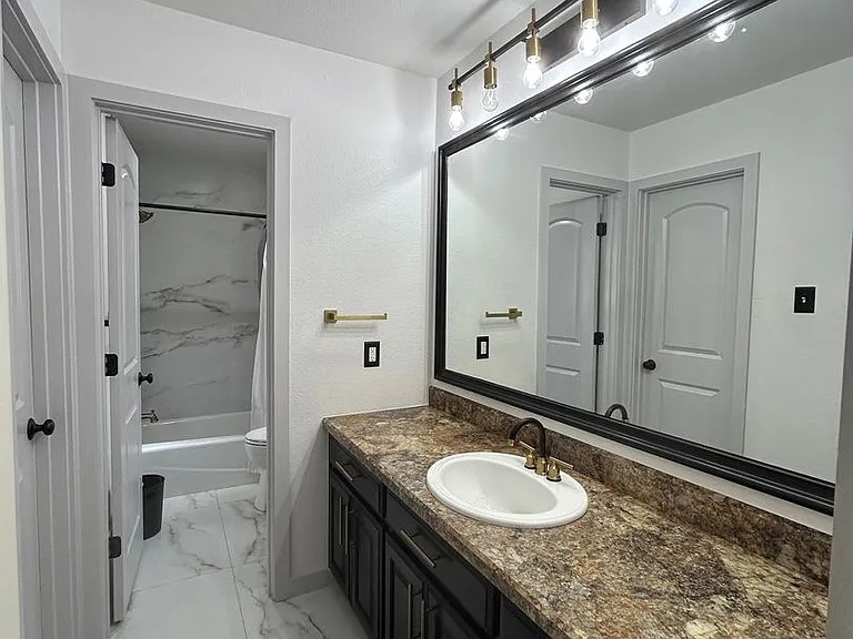 5900 Oak Creek Dr — Photo 13