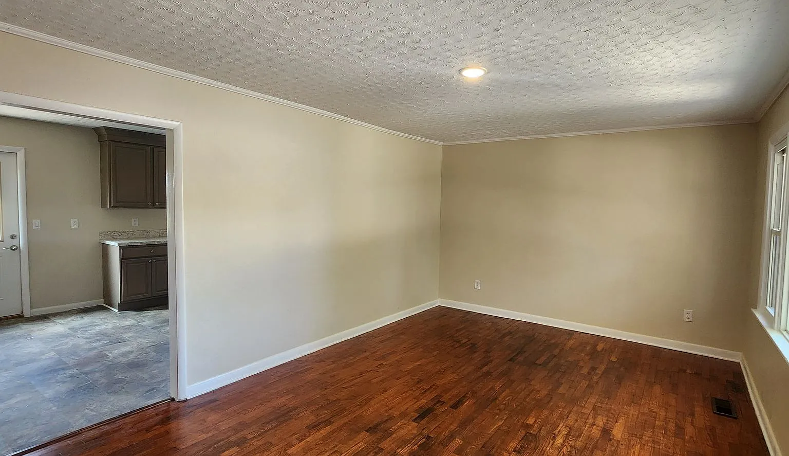 Right in the heart of Crossville *Complete remodel* Available for 1 year lease 3 bedroom, 2 bath ... — Photo 4