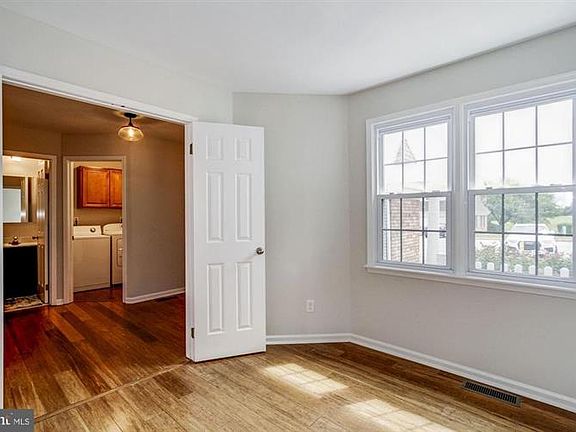 4th image of 905 Samantha Cir