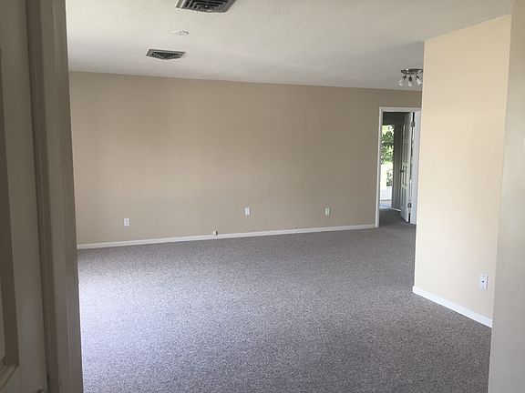 Front living/dining room