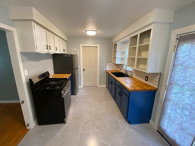 850 N Westview Dr — Photo 5