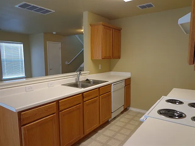 3 bed, 2.5 bath, 1530 sqft, $1,590 — Photo 4