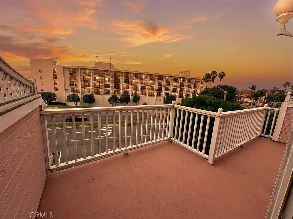 2 bed, 2.5 bath, 1433 sqft, $4,500 — Photo 4