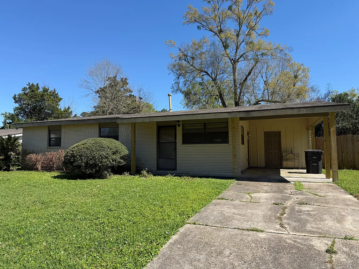 Photo 1 of 12 - 236 Huntington Dr - Baton Rouge, LA Primary Photo - 236 Huntington Dr