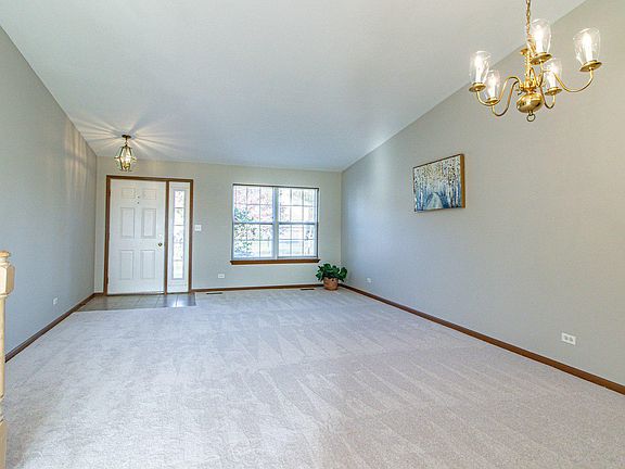 4th image of 889 Fox Chase Dr