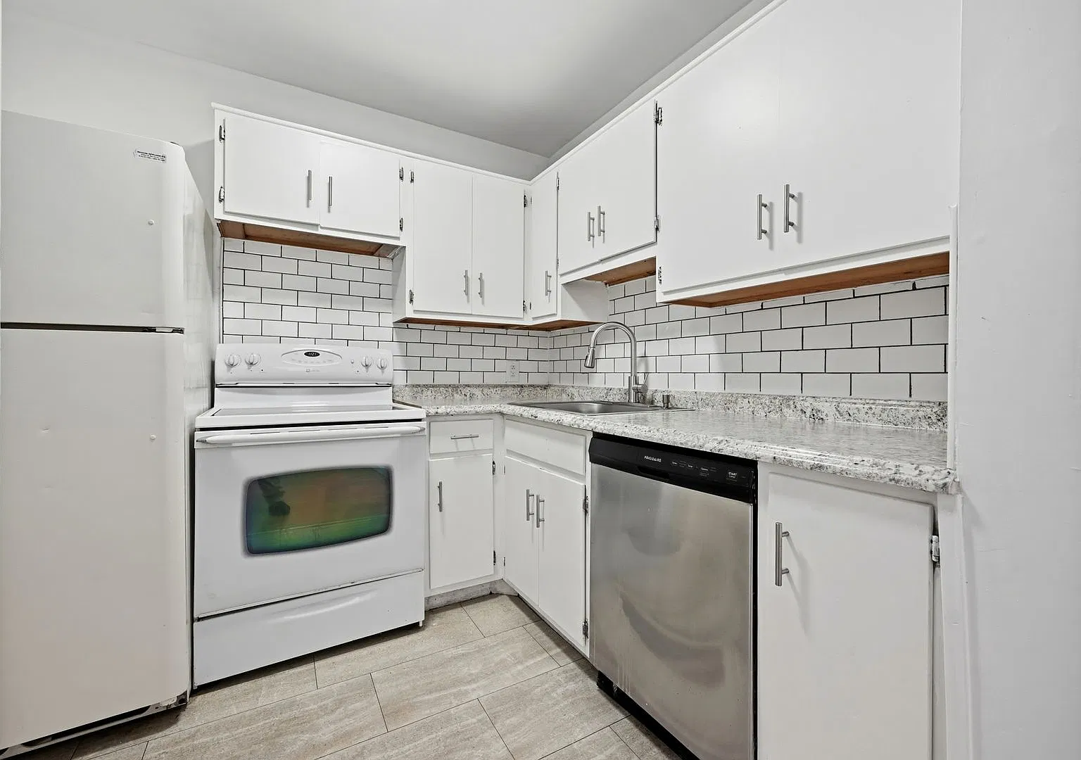 Spacious 2-Bedroom in Downtown Bethlehem Updated Kitchen, Parking Included — Photo 4