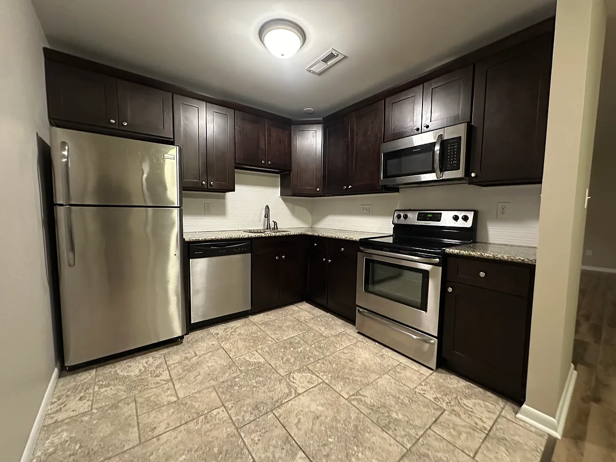Building Photo - 42 Maple St #5B