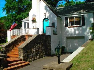 125 Pine Point Dr, Bridgeport, CT 06606