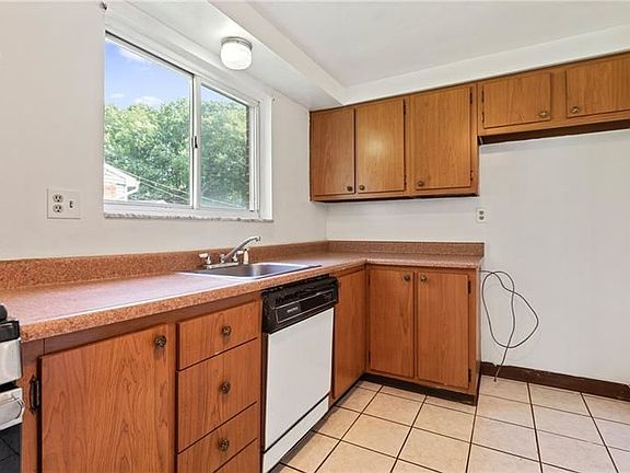 5th image of 700 Moonstone Dr