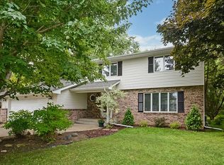 1883 Walsh Ln, Mendota Heights, MN 55118
