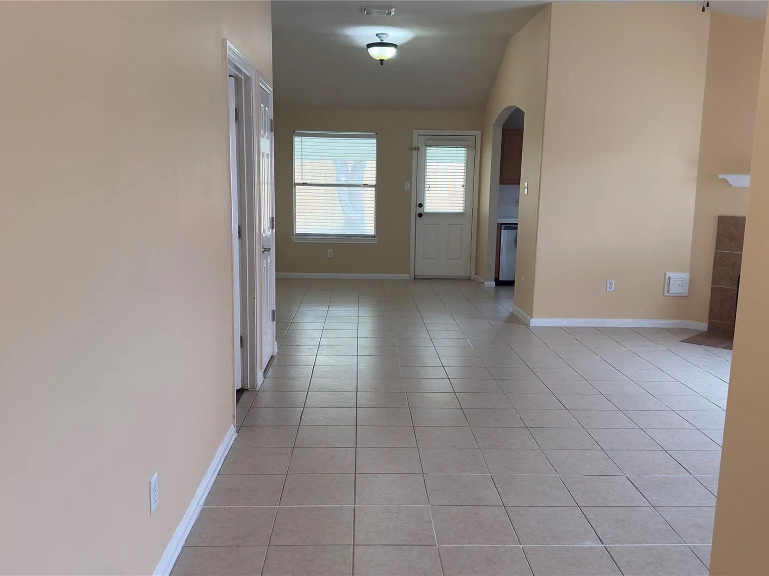 3 bed, 2.0 bath, 1382 sqft, $1,750 — Photo 4