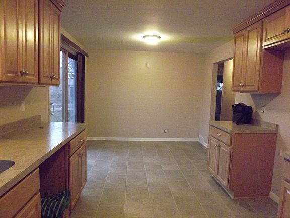 Brand new remodel Kit and Flr. Sliding door to fence yard.