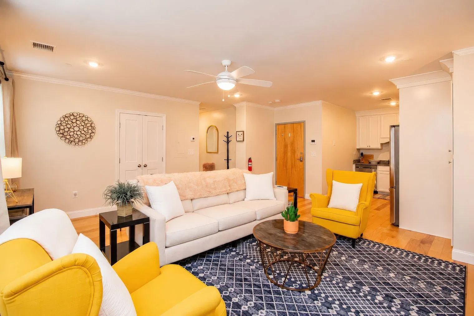 2 bed, 2.0 bath, 990 sqft, $7,746 — Photo 2