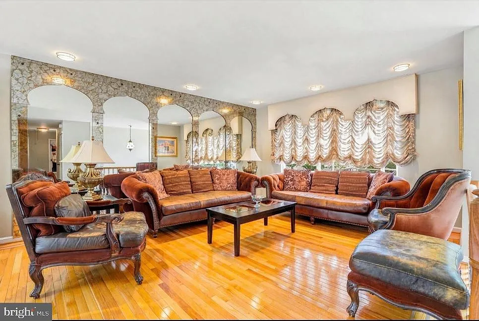 5 bed, 3.0 bath, 21000 sqft, $3,500 — Photo 4