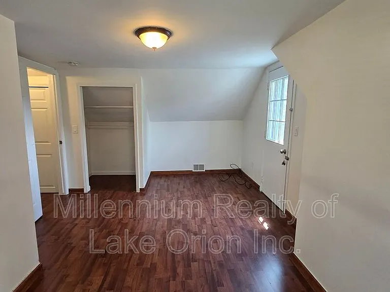 201 W York York Ave — Photo 18