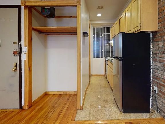 5th image of 154 Orchard St APT 3