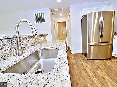 528 E North St — Photo 2
